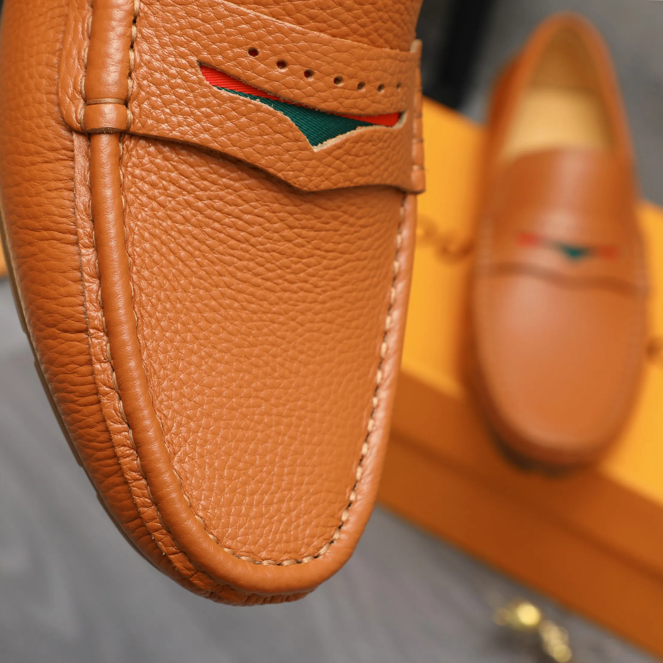 Men's shoes 💰360 Product trademark: LV "Louis Vuitton" casual slip-on men's shoes Regular size: 38-45 Product material: Selected pebbled cowhide upper, pigskin lining, rubber outsole